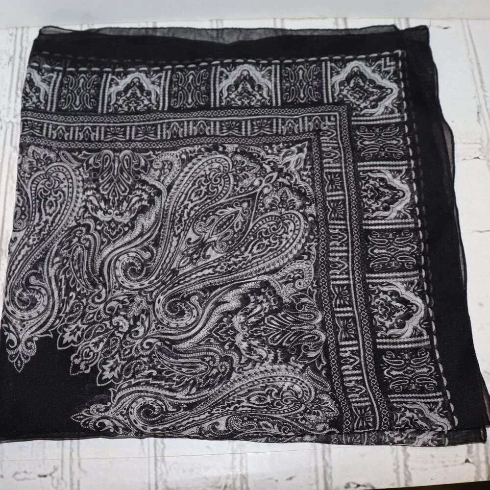 🖤 Vintage Black & White Square Scarf – 30